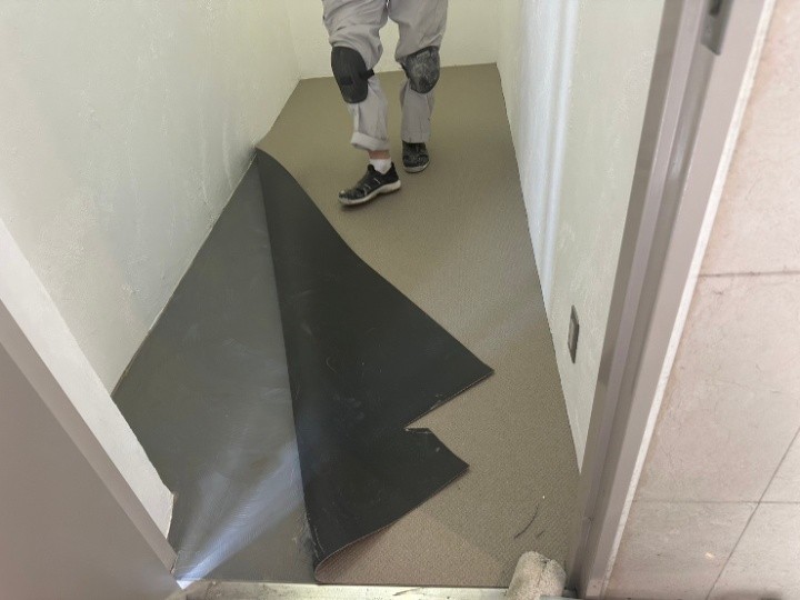 床面へ長尺シートを施工（ビュージスタ）